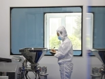 不負秋日好時光 ，亞歐廠里生產(chǎn)忙， 機器轟鳴干勁足，熱火朝天普新章！