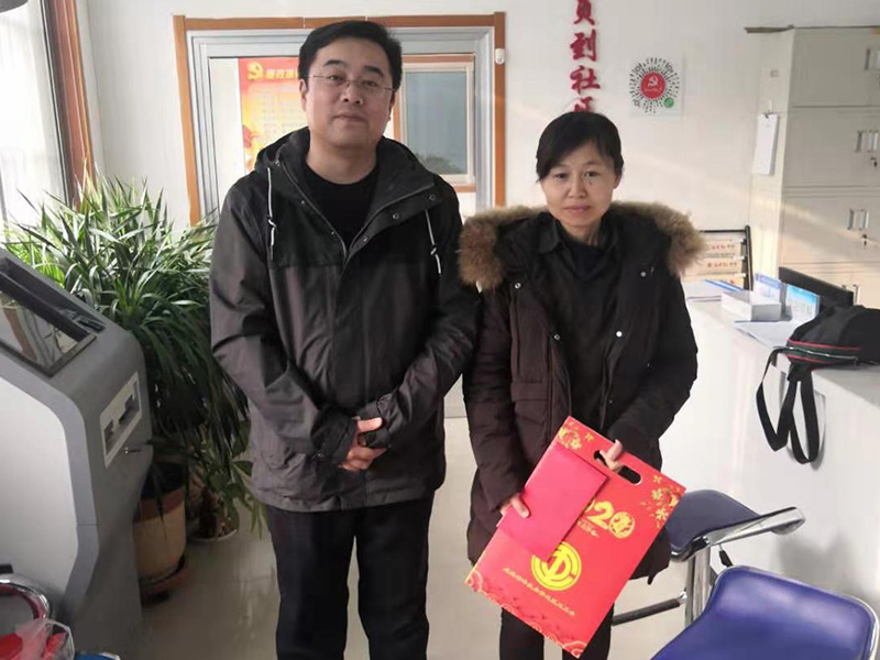 公司領(lǐng)導(dǎo)走訪、慰問社區(qū)困難家庭